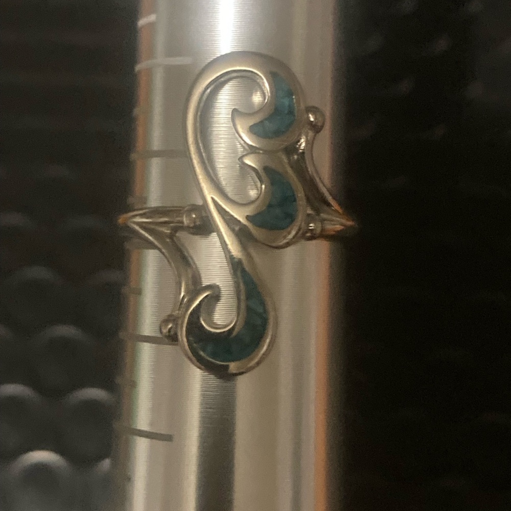 Elegant Gold and Green Swirl Ring 8